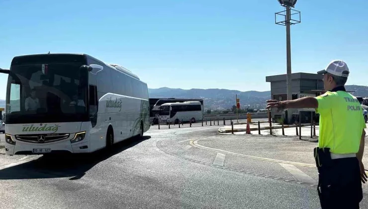 Aydın’da Otobüs Kazalarına Dikkat Çeken Trafik Ekipleri Emniyet Kemeri Denetimi Yaptı