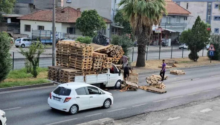 Aydın’da Kamyonetin Yola Saçılan Paletleri Trafikte Faciaya Neden Oluyordu