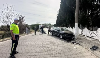 Aydın’da Aydınlatma Direğine Çarpan Otomobilin Sürücüsü Yaralandı