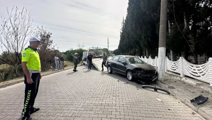 Aydın’da Aydınlatma Direğine Çarpan Otomobilin Sürücüsü Yaralandı