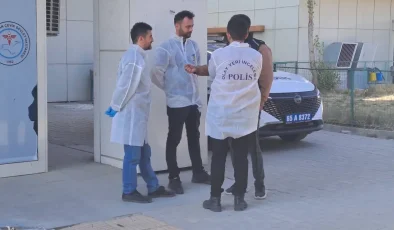 Sağlık kontrolü için getirilen şüpheli, hastane önünde silahlı saldırıya uğradı; 1 ölü, 3 yaralı