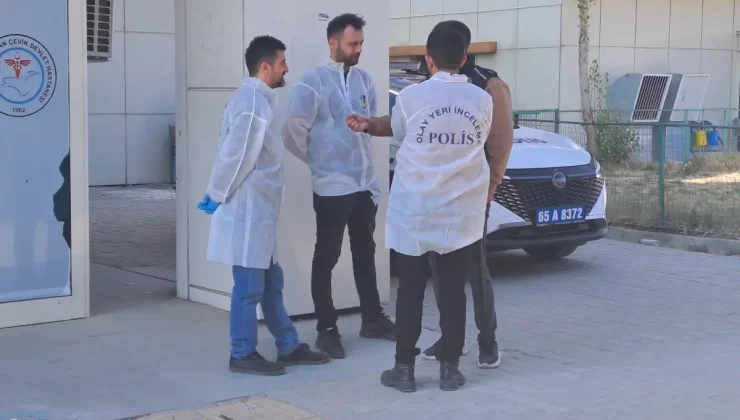 Sağlık kontrolü için getirilen şüpheli, hastane önünde silahlı saldırıya uğradı; 1 ölü, 3 yaralı